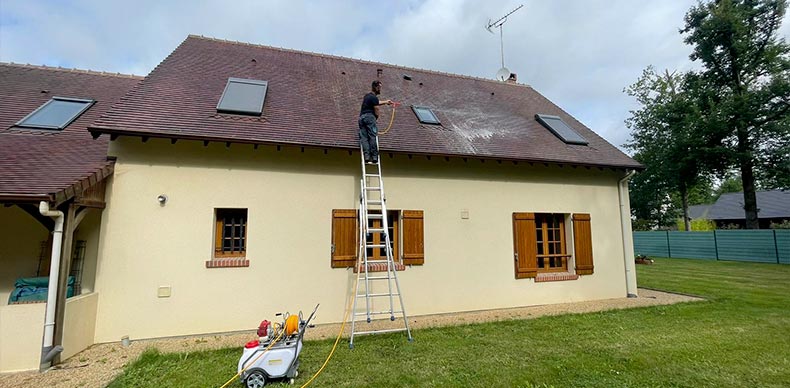 Nettoyage et démoussage de toiture à Beauvais (60000) - France couverture dans l'Oise (60). Nettoyage et démoussage de toiture à Beauvais (60000) - France couverture dans l'Oise (60).